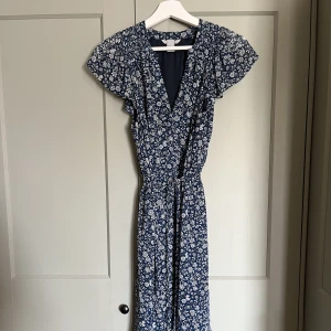 Klänning från hm, strl 38 - Blommig klänning med Knyt i strl 38. Inga anmärkningar!
