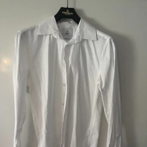 Vit skjorta från Bläck - Vit skjorta från Bläck i storlek S 37/38