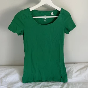 Trendig grön t-shirt Esprit - Jättefin t-shirt i nyskick, storlek xs!❤️