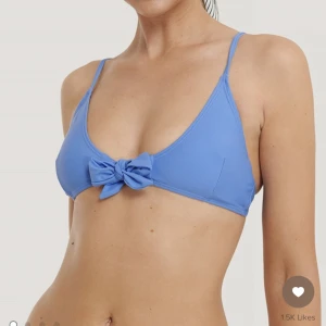 Bikiniöverdel från nakd  - Fin blå färg när man är brun!! Rosetten går att knyta upp om man vill