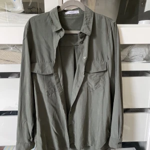 Grön skjorta - Mörkgrön (mer grön än vad som visas på bilderna) skjorta från Mango i lite tjockare material, perfekt som den är eller över en tshirt!! ⚡️