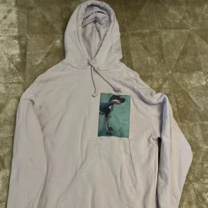 Lila acne hoodie - Lila acne hoodie med tryck, knappt använd. Rätt stor i storleken skulle jag säga. (Tråden som hänger ut är en del av designen) 
