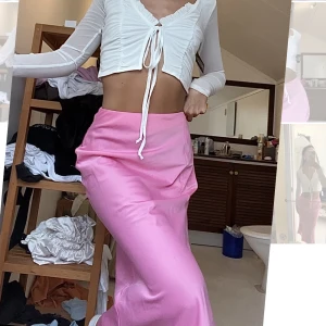 Långkjol - Långkjol från monki i strl S! Passar till allt!❤️ jag är 171 cm lång💕använd gärna köp nu🤍