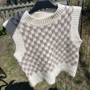 Vest  - Vest från Gina Tricot. Använts en gång och är i jätte fint skick. Jag bär oftast M men den passar mig ändå. 