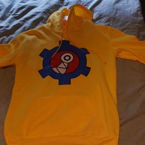 En gul hoodie från anime sk8