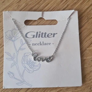 Halsband "Love" - Fint halsband från Glitter med texten Love. Ny oanvänd.