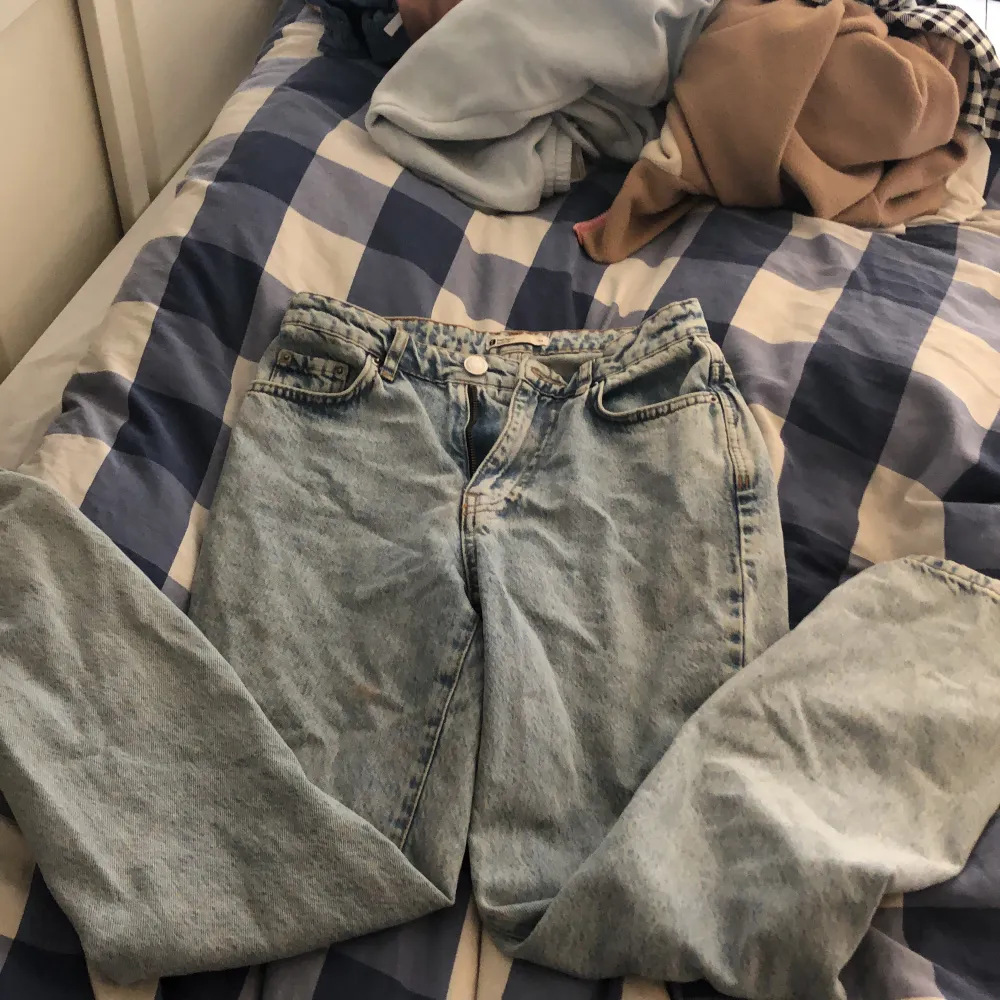Ripped jeans, lite skinny. Säljs då de ej kommer till användning.. Jeans & Byxor.