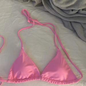 säljer en rosa bikini som aldrig är använd, den är för liten för mig. Super fin nu till sommaren. Köpt från shein för 70kr. Liten i storleken . Har i både S och M till salu