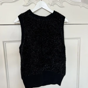 GANNI - Äkta GANNI tröja som är öppen i ryggen med en knytning. Knappt oanvänd, inga defekter. Nypris 1800kr (köpt nu i vintras) ❤️