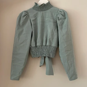 Blus  - En blus med öppen rygg. använd en gång, superfin!