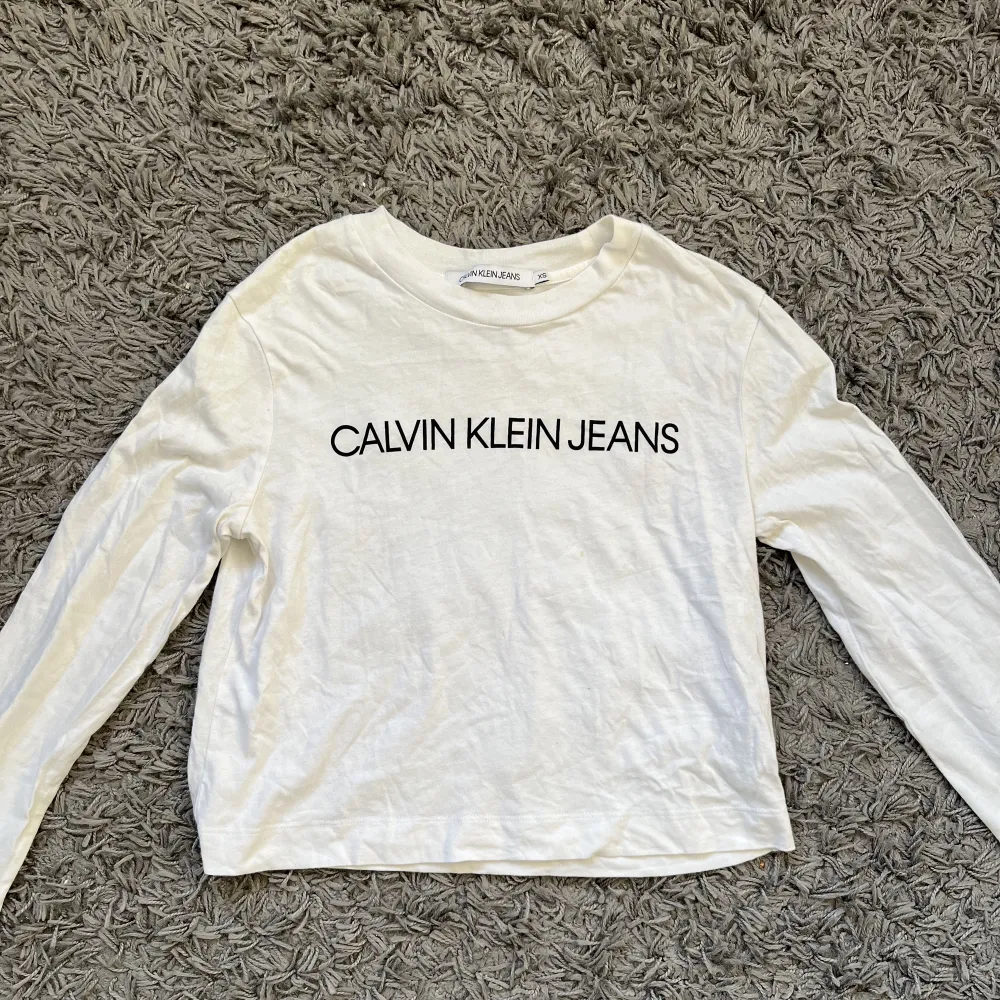 Storlek XS från Calvin Klein Jeans, bara använd ett fåtal gånger.  Säljer för 100 kr, kan mötas upp i Kalmar eller skickas mot fraktkostnad.. Toppar.