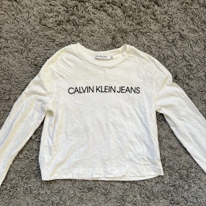 Calvin Klein topp - Storlek XS från Calvin Klein Jeans, bara använd ett fåtal gånger.  Säljer för 100 kr, kan mötas upp i Kalmar eller skickas mot fraktkostnad.