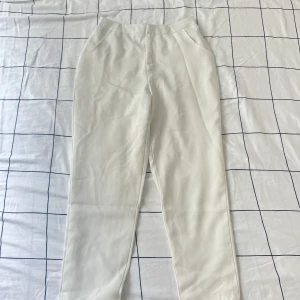 Vita kostymbyxor  - Säljer ett par vita kostymbyxor i nytt skick från missguided 