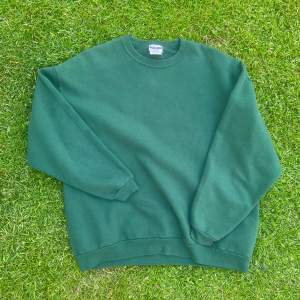 Mörk grön tröja från någon gång på 90-talet. I bra skick bara förlorat lite färg på grund av ålden. Tillverkad i Mexico. Tröjan passar som large men är märkt xl. 