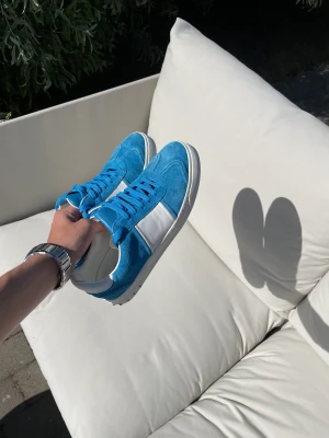 Valentino flycrew skor - Tja, säljer nu dessa sjukt feta flycrewsen som är i topp skick! Colorwayen är utan tvekan den fetaste enligt mig🥰 sizen är 40 men passar större. No og tillkommer vid köp!!  Vid intresse är det bara att ta kontakt med mig så löser vi en schysst deal :) 🤝