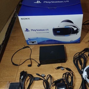 VR FÖR PS4 - Den är helt ny Och funkar utmärkt jag säljer det nu för jag har köpt en PS 5 och jag har ingen användning för den längre alla kablar och sladdar ingår vid köpet Funkar utmärkt 