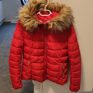 Röd jacka - Röd jacka, i fint skick. Storlek M ( vero moda ) 
