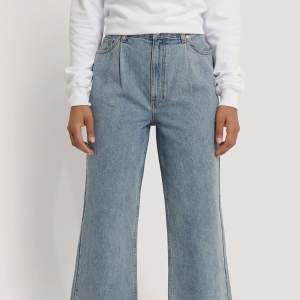 Slutsålda jeans från NA-KD i storlek 34.  Kommer tyvärr inte till användning längre💙 Köparen står för frakten
