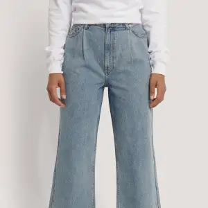 Slutsålda jeans från NA-KD i storlek 34.  Kommer tyvärr inte till användning längre💙 Köparen står för frakten (54kr för spårbart med Postnord)