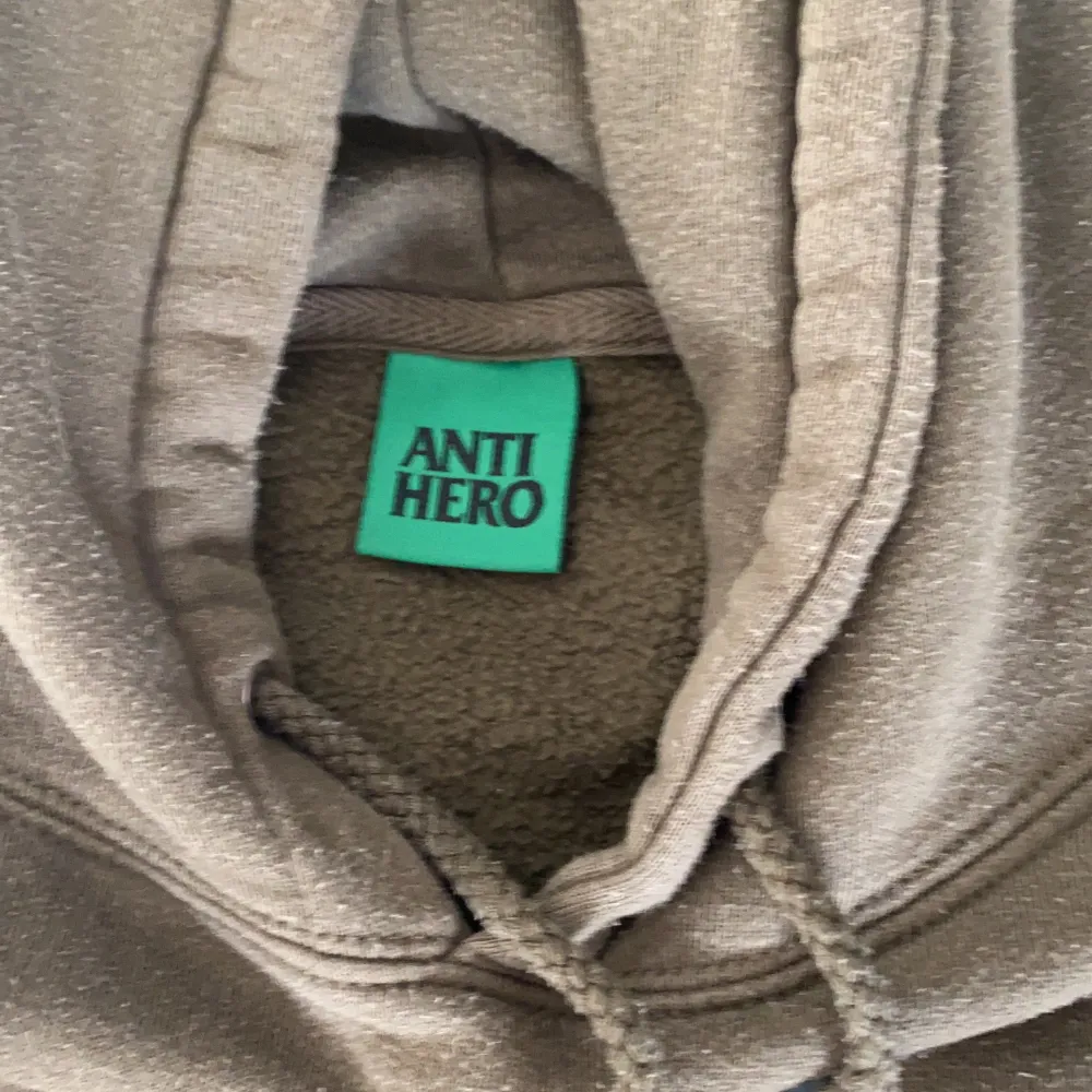 Säljer en mörkgrön hoodie från anti hero!  Storlek: L Skick: 9/10 (använde kanske 5 gånger). Hoodies.