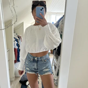 Jeansshorts  - Tvärsnygga jeansshorts från Pull&bear i storlek 34, dem är lite små i storleken. Extremt coola med slits på bägge sidorna och slitningar! Hör av er om ni vill ha fler bilder eller vill diskutera pris!  