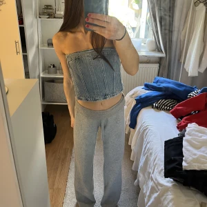 Tubtopp - Intressekoll för denna tubtopp i jeans från Zara. Toppen är i storlek S. Vill gärna sälja och köpa en ny då denna är för stor för mig! Skriv om du är intresserad eller har frågor💞