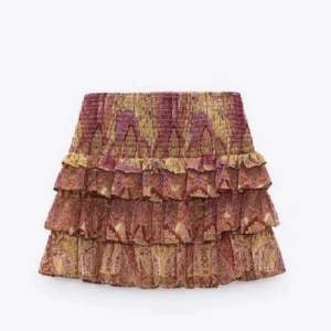 Söker denna kjol i xs/s! Priset kan vara mellan 0-100, 100-300, och 300-450 Max💋💋💋💗