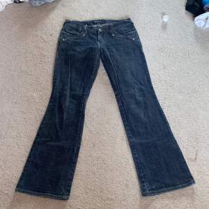 Lågmidjade bootcut jeans som tyvärr är för långa för mig
