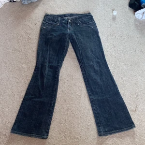 Lågmidjade jeans - Lågmidjade bootcut jeans som tyvärr är för långa för mig