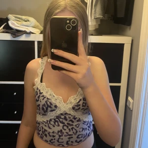 Leopard linne - Vitt och lila leopard linne. Aldrig använd. Köparen står för frakten💗💗