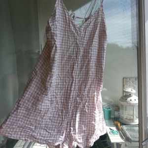 One pice  - Rutig one pice från hm, nästan my, fel stolek för mif. Tun och luftig