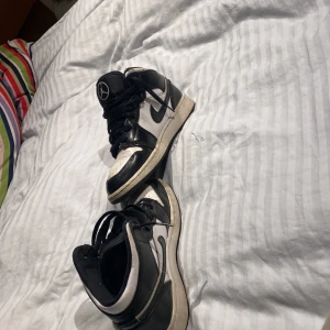 Jordan 1 mid carbonfiber  - Jordan 1 mid carbonfiber storlek 37,5