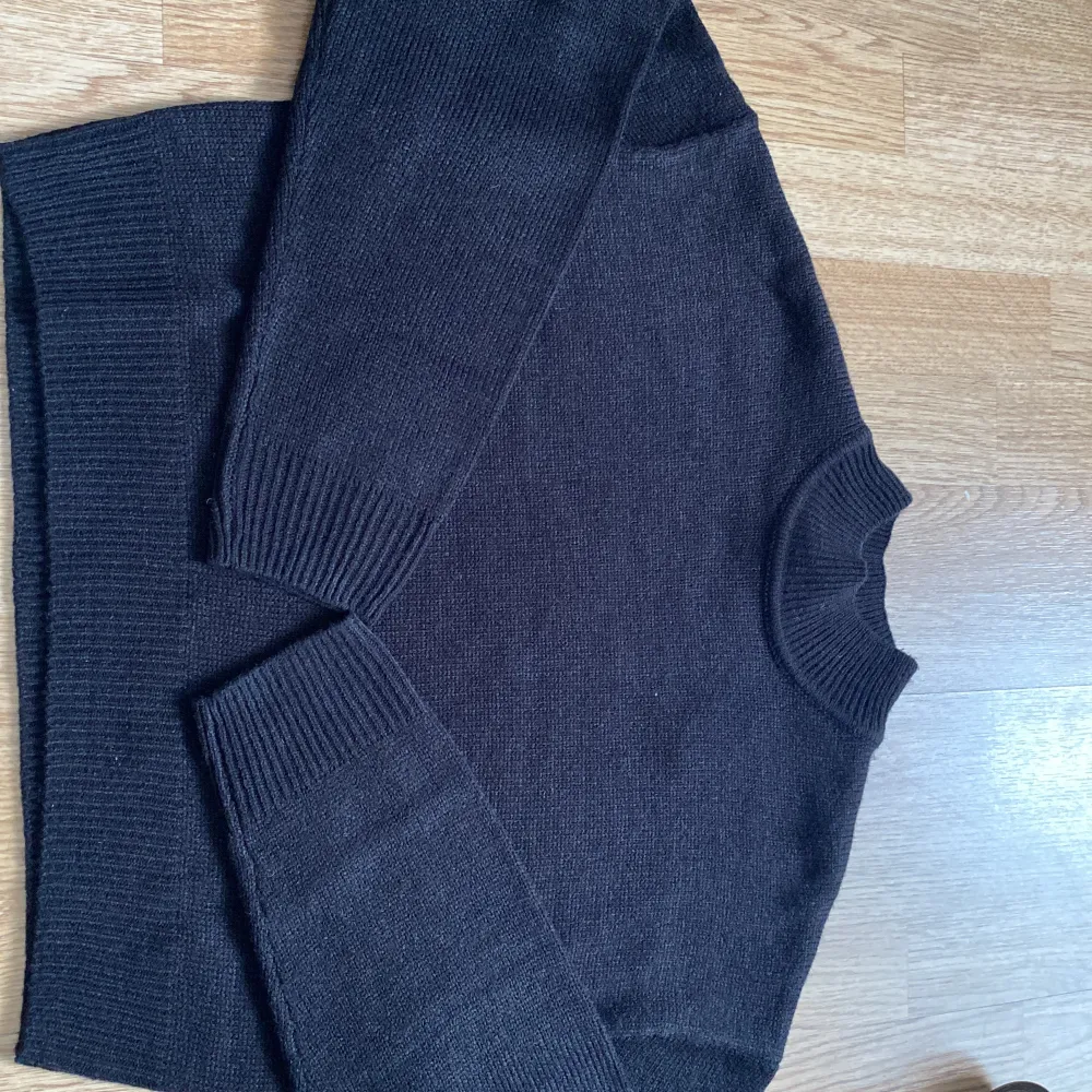 Jättesöt stickad tröja i färgen svart. Har en liten krage och är i storlek XS men passar även S. Helt oanvänd!. Stickat.