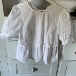 Vit blus  - Så fin och somrig blus, använd ca två gånger😇