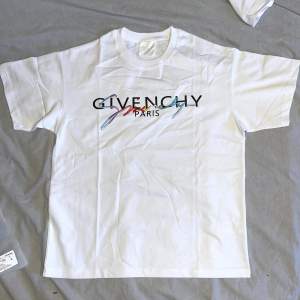 Säljer denna t-shirt från Givenchy i storlek M. Den är lite oversize vid midjan men passar bra vid axlarna