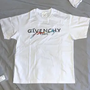 Säljer denna t-shirt från Givenchy i storlek M. Den är lite oversize vid midjan men passar bra vid axlarna
