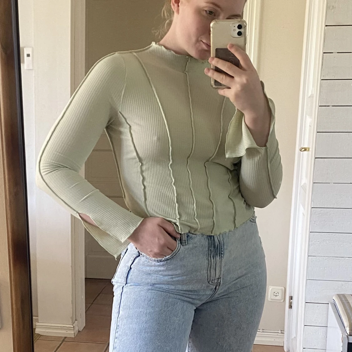 Tröja med slitsade armar