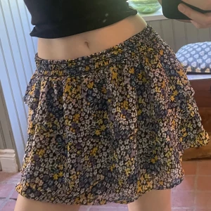 Blommig kjol - Fin blommig kjol i storlek Xs