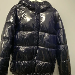 Zara jacka - Tjockare jacka från zara i glansig-mörkblå. Säljer då den inte behövs. Köpt denna vinter är ungefär 5-6 månader gammal.