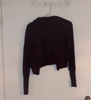 Bolero  - Den är använd ett fåtal gånger och är i storleken M, den är lite nopprig. 