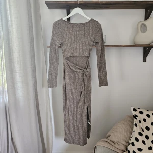 Shein klänning NY - Ny klänning från Shein, endast tvättad och testad.  Storlek S, sitter som på bilden.   Säljer den för samma pris som jag köpte den för. Då den är helt ny.  179 kronor. 