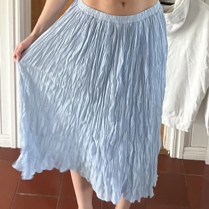 Kjol  - Blå plisserad kjol från NA-KD perfekt till sommaren