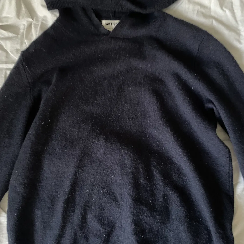 Fin mörkblå soft goat tröja som tyvärr inte passar längre. köpt för 2000kr men säljer för 500kr ❤️. Tröjor & Koftor.