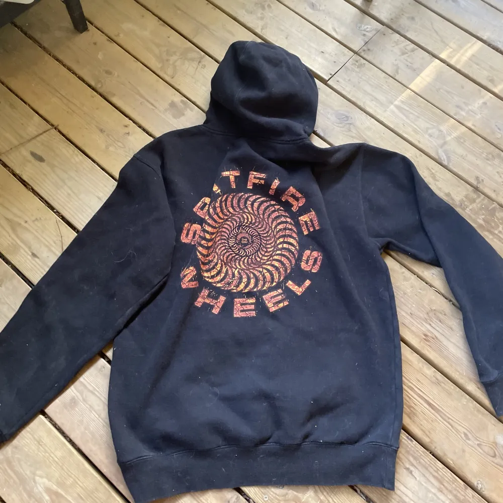 Svart spitfirehoodie i bra skick. Dm för bud . Hoodies.