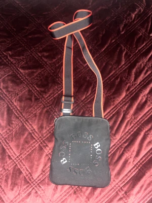 Väeeis - Hugo boss axelbandsväska 