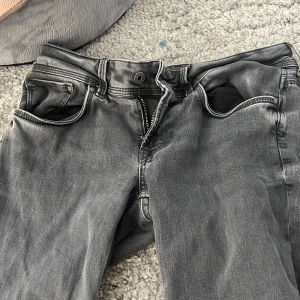 Pepe jeans - På mig är jeansen väldigt lowraised  Dom jättefina o inget täcken på slitage❤️ kontakta för fler bilder 