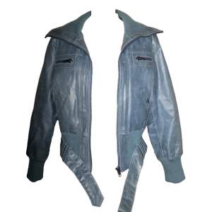 Cool vintage skinnjacka i äkta läder. Har en liten fläck vid ena fickan (bild 3) men det är inget som syns. Köpt för 500kr