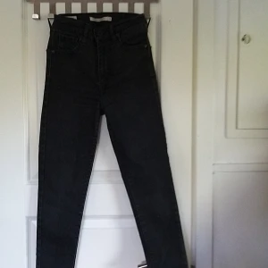 Lewisjeans - Knappt använda. Tight modell
