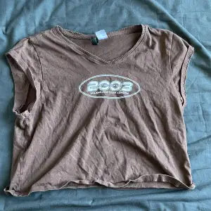 Säljer denna croppade t-shirten då den inte är min stil längre. Den är i bra skick. För mer information eller bilder skriv🫶🏻