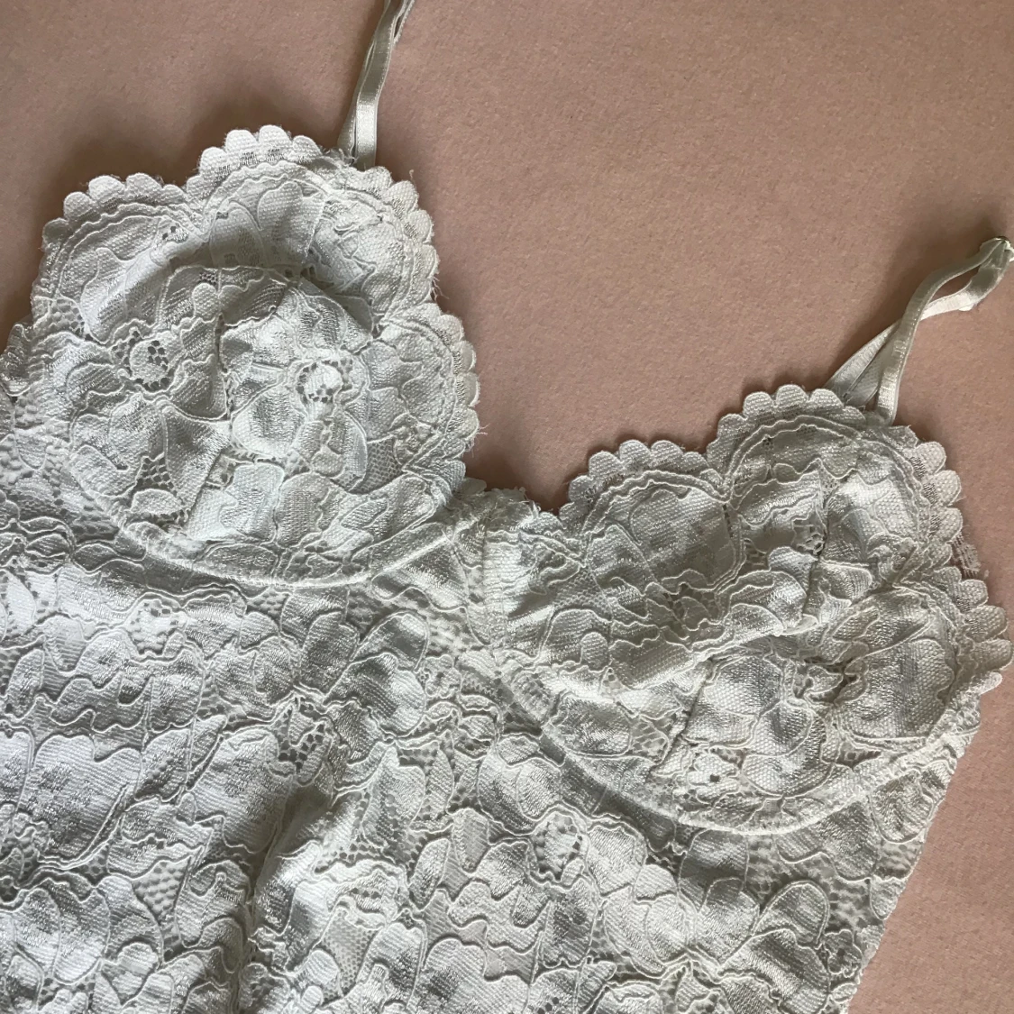 Vit linne med mönster - 90